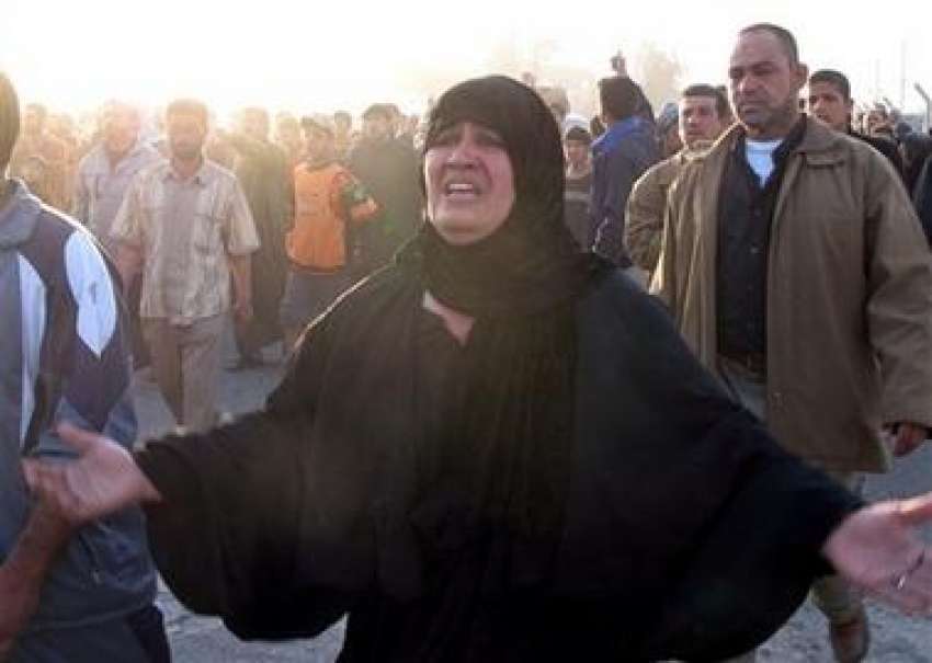 ایک عراقی عورت صدر سٹی میں‌بم دھماکے کے بعد ہلاک ہونیوالوں ..