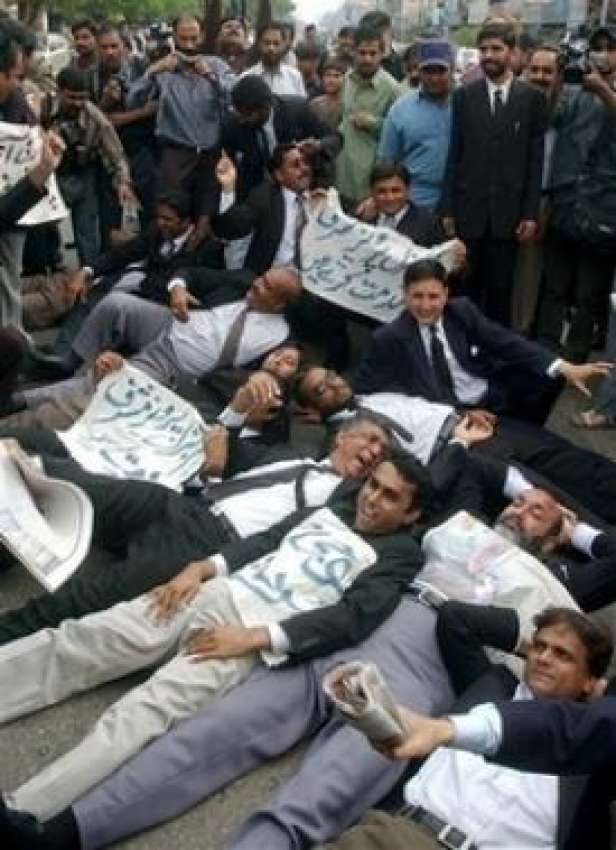 کراچی،جسٹس افتخار کو معطل کئے جانے کیخلاف احتجاجی مظاہرے ..