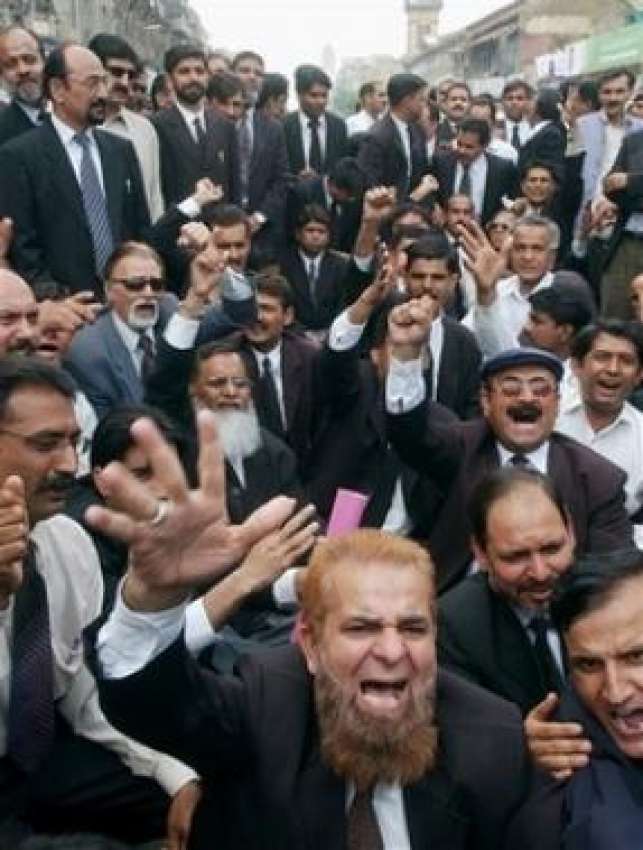 کراچی،وکلاء جسٹس افتخار کو چیف جسٹس کے عہدے سے معطل کئے ..