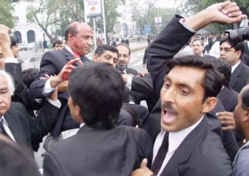 لاہور،وکلاء کے جلوس کے موقع پرپولیس کے لاٹھی چارج سے زخمی ..