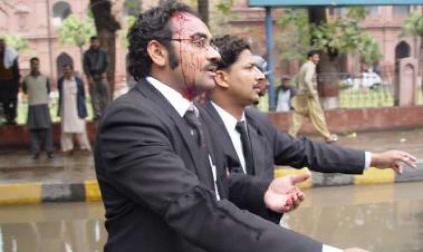 لاہور،وکلاء کے جلوس کے موقع پر پولیس کے لاٹھی چارج سے زخمی ..