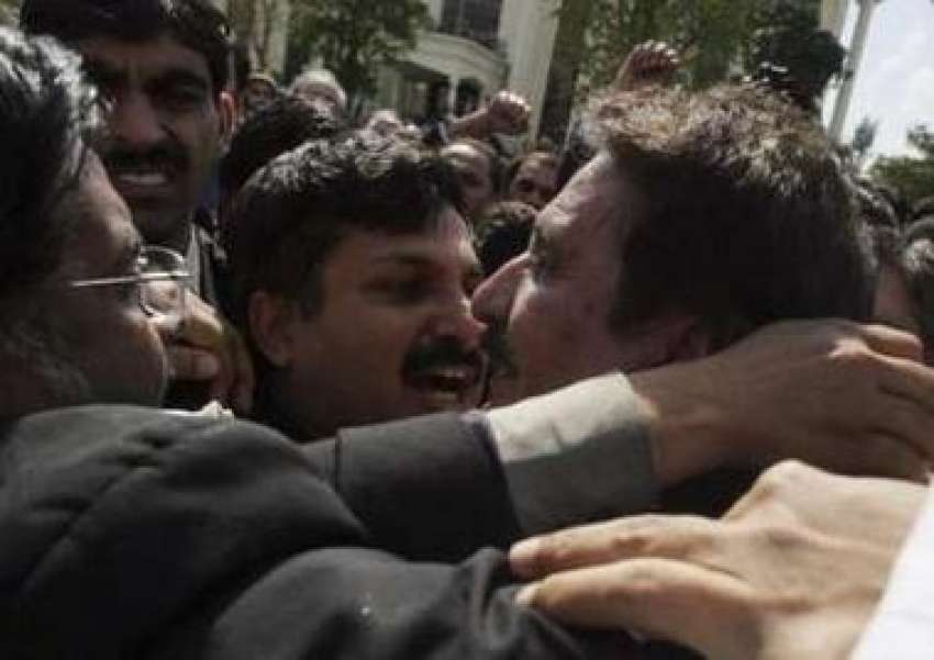 اسلام آباد، جسٹس افتخار کی سپریم کورٹ میں آمد کے موقع پر ..