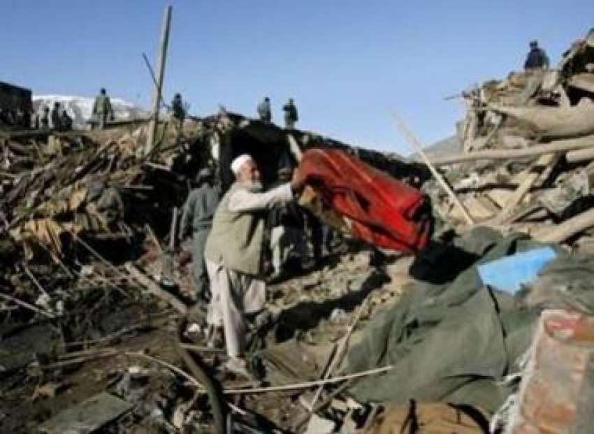 کابل، ایک افغان شہری بم دھماکے میں تباہ ہونے والے اپنے گھر ..