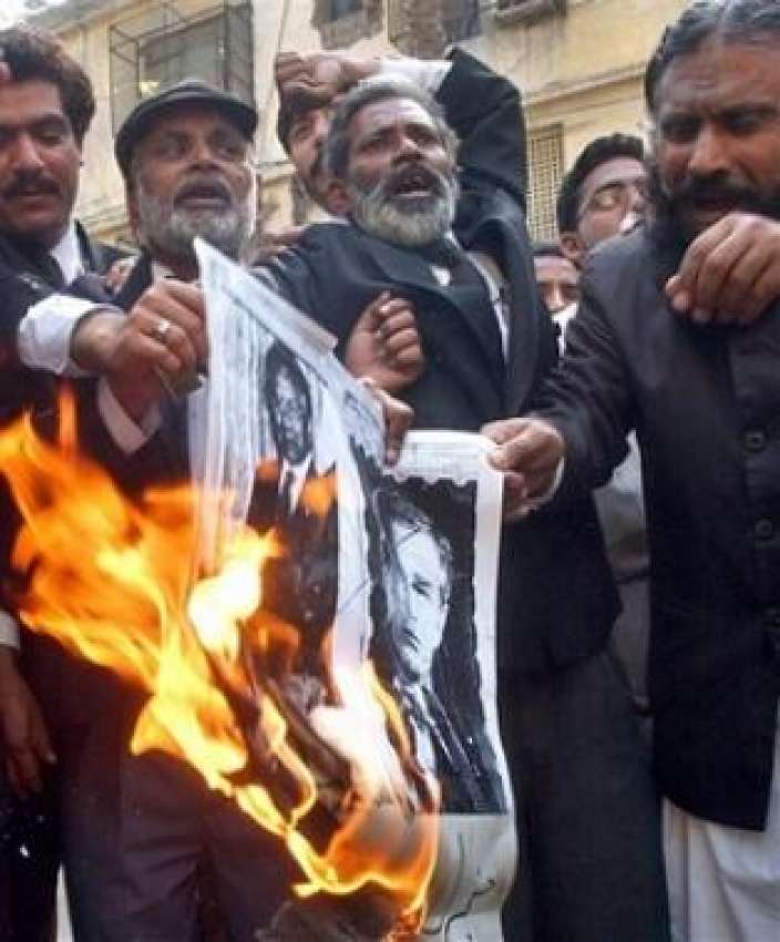 کراچی،جسٹس افتخار کو چیف جسٹس کے عہدے سے معطل کرنے پر احتجاجی ..