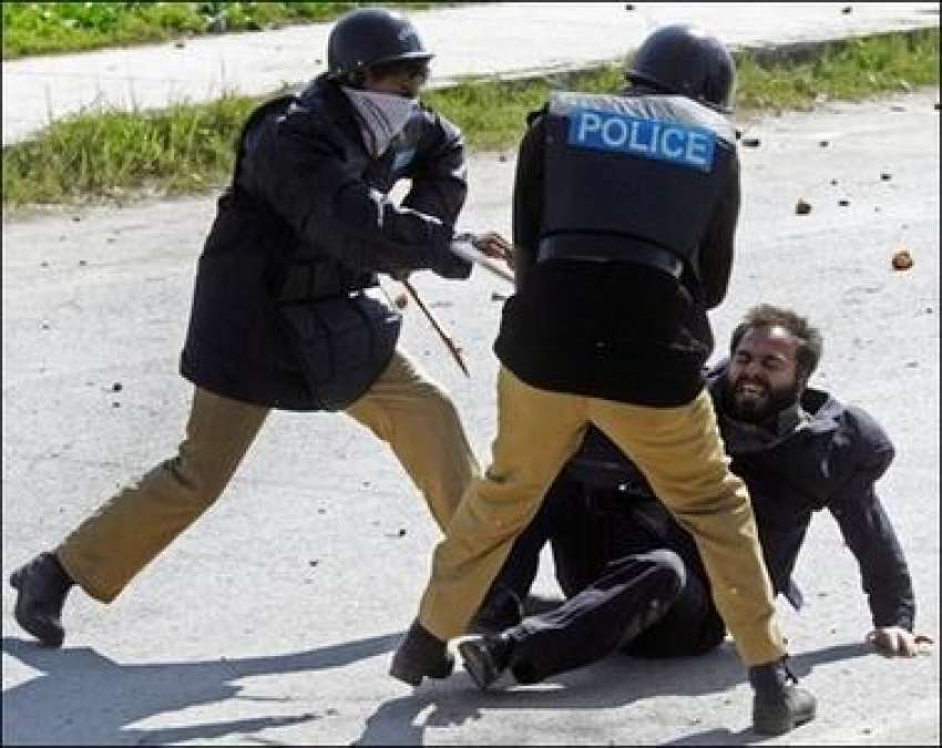 اسلام آباد، پولیس اہلکار ایک وکیل کو بدترین تشدد کا نشانہ ..