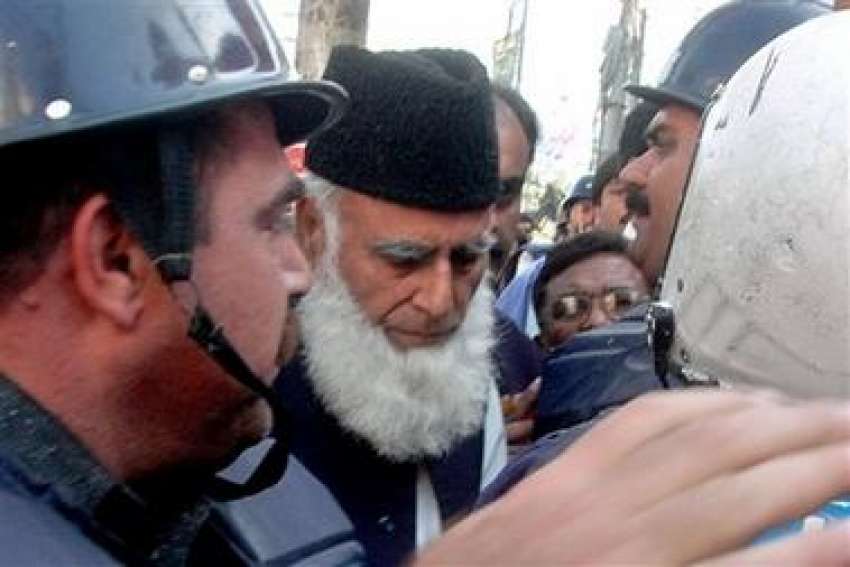 لاہور،پولیس اہلکار سابق صدر رفیق تارڑ کو گرفتار کر رہے ہیں۔