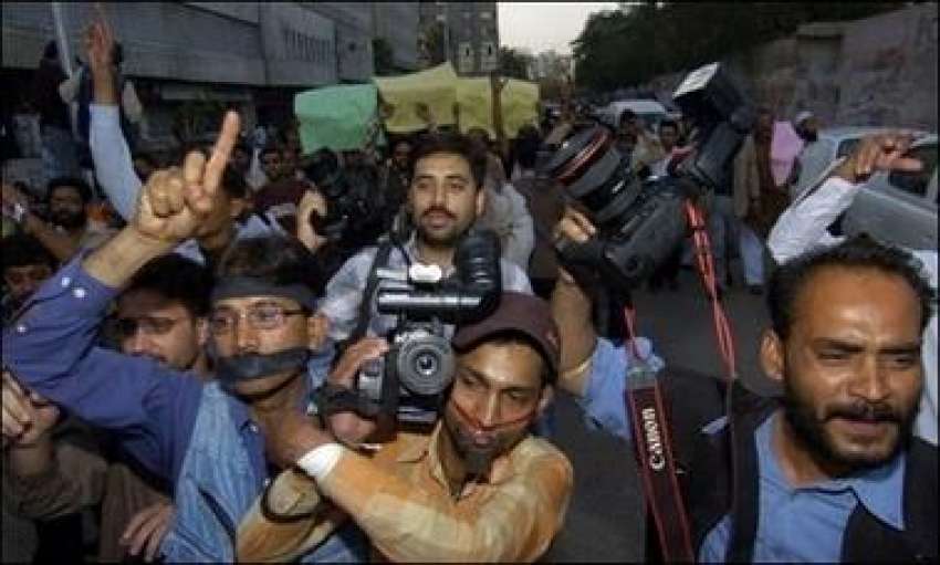 لاہور، صحافیوں پر پولیس تشدد کیخلاف صحافی کالی پٹیاں باندھے ..