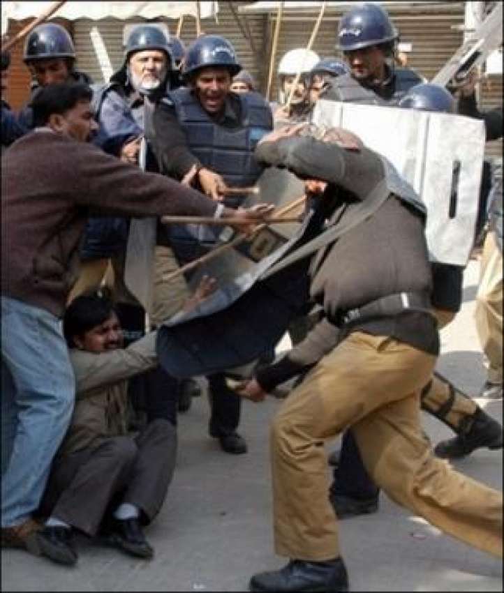 لاہور، پولیس اہلکار وکلا کو شدید تشدد کا نشانہ بنا رہے ہیں۔