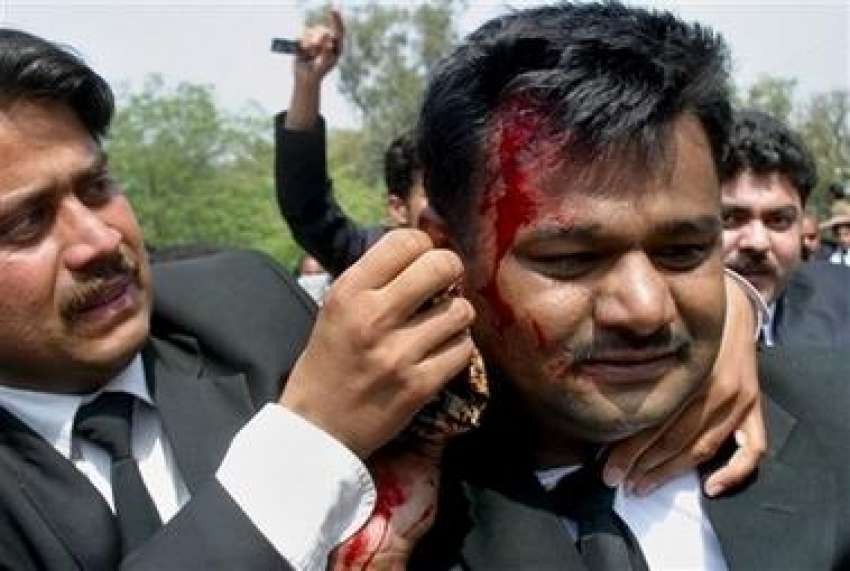 لاہور، پولیس تشدد سے زخمی ہونے والے ایک وکیل کو اسکے ساتھے ..