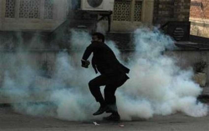 لاہور،وکلاء پولیس اہلکاروں کی جانب سے پھینکے گئے آنسو گیس ..