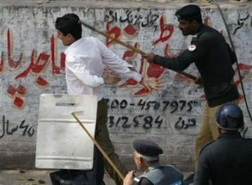 لاہور،پولیس اہلکار وکلاء کے احتجاج کے موقع پر مظاہرہ کرنیوالے ..
