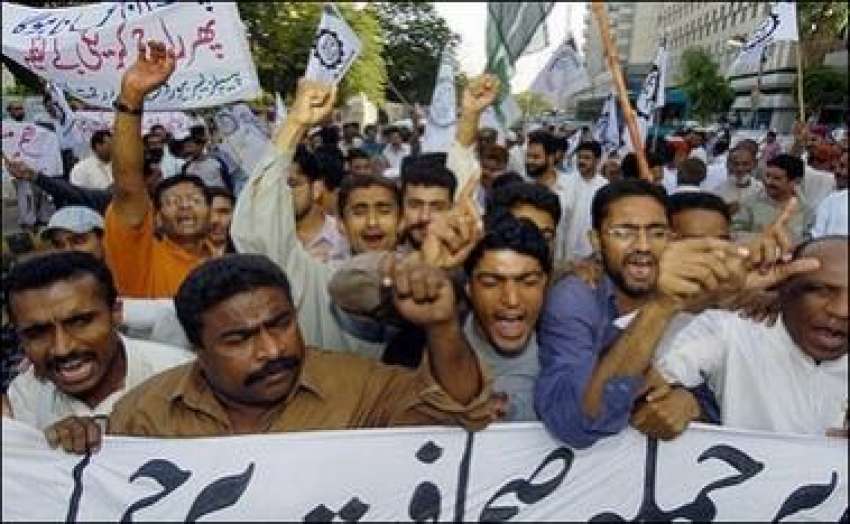 کراچی،پاکستان پیپلز پارٹی کے کارکن جسٹس افتخار چوہدری کو ..