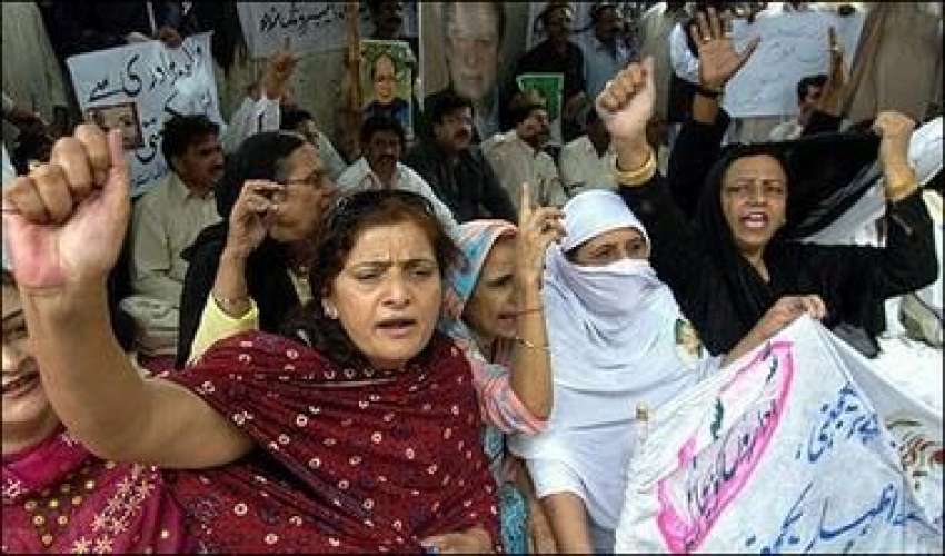 کراچی،پاکستان مسلم لیگ ن کی خواتین کارکن جسٹس افتخار چوہدری ..