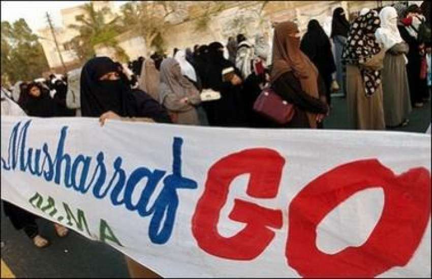 کراچی،متحدہ مجلس عمل کے زیر اہتمام مظاہرے میں‌خواتین جسٹس ..
