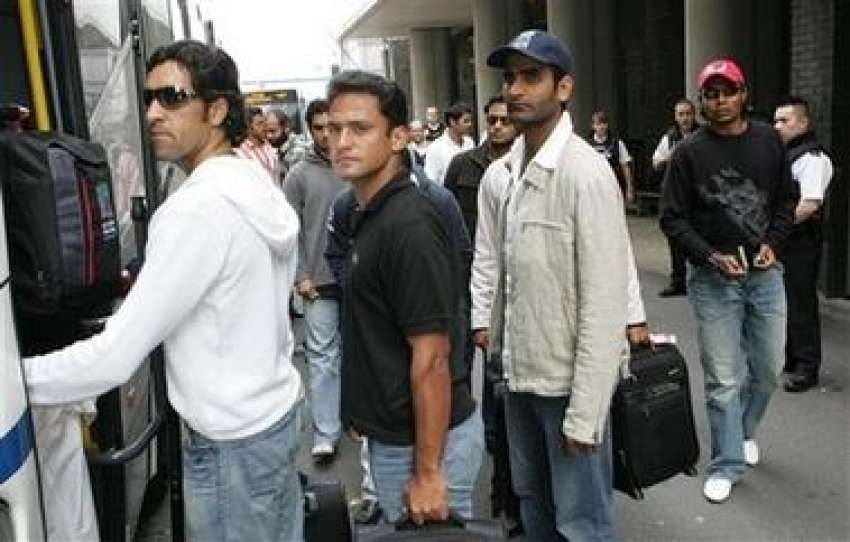 لندن،پاکستانی کرکٹ ٹیم کے کھلاڑی عمرگل،یاسر عرفات اور دوسرے ..