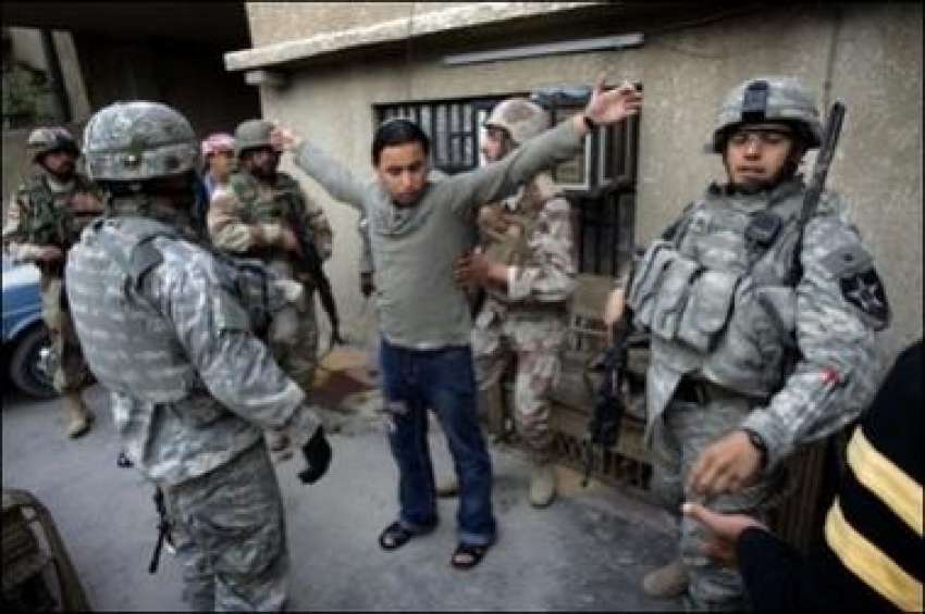 الدورہ،امریکی فوجی ایک عراقی شہری کی تلاشی لے رہے ہیں۔