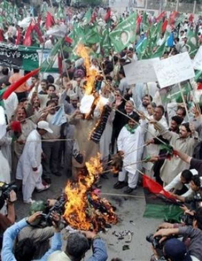 لاہور،یوم احتجاج کے موقع پر اے آر ڈی کے کارکن صدر مشرف کا ..
