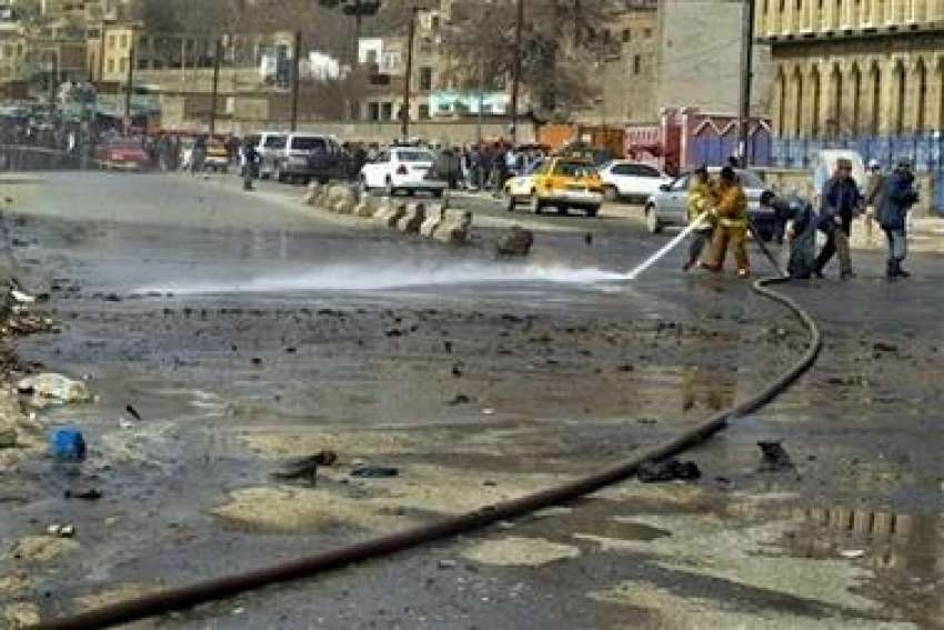 کابل،خود کش حملے کے بعد افغان فائر بریگیڈ کے اہلکار جائے ..