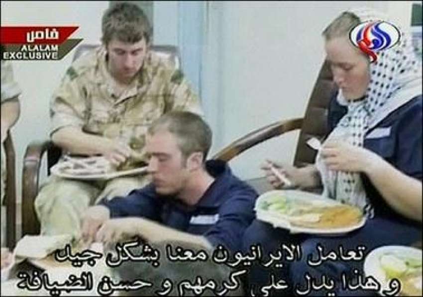 ایرانی ٹی وی سے حاصل کردہ تصیویر گرفتار برطانوی سیلرز کھانا ..