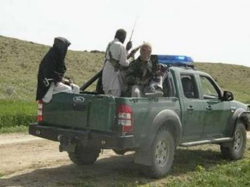 وانا،مقامی قبائلی جنگجو افغان سرحد کے قریب پیٹرولنگ کر ..