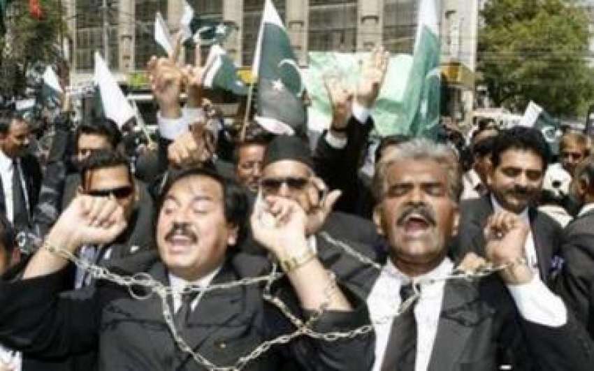 کراچی، وکلا زنجریں اٹھائے حکومت کیخلاف احتجاج کر رہے ہیں۔