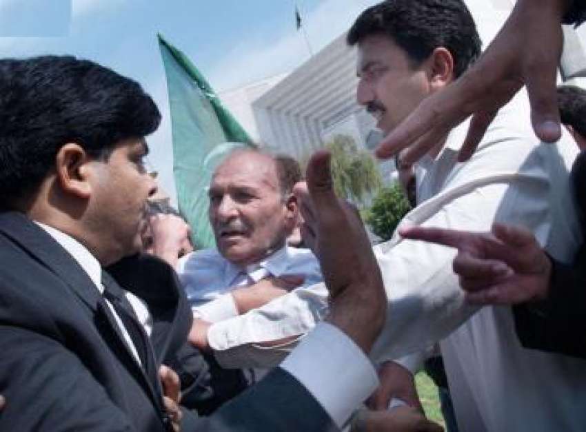 اسلام آباد،سپریم کورٹ کے سامنے وکلاء جعلی وکیل کو پیٹ رہے ..