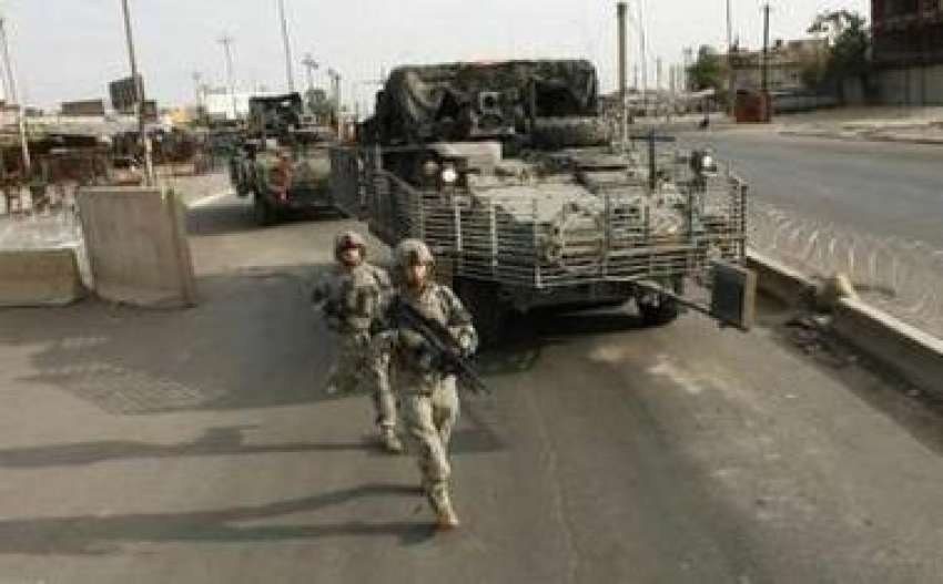  بغداد، امریکی فوجی سڑک سے رکاوٹ دور کرنے کے بعد اپنی گاڑی ..