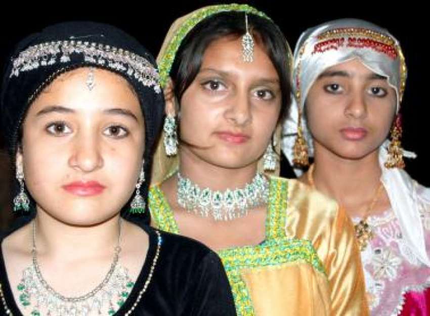 میرپور، کشمیر فیسٹیول 2007 میں بچیاں روایتی کپڑے پہنے شریک ..