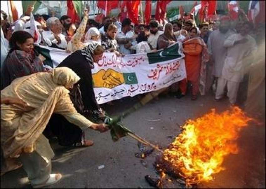  کراچی ، وکلاء اور اپوزیشن کے اراکین احتجاجی ریلی میں شریک ..