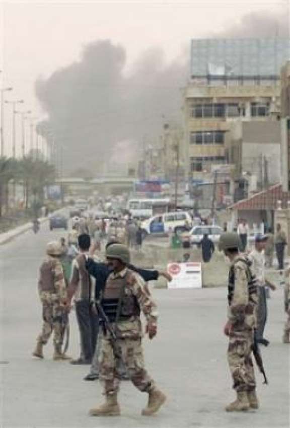 بغداد،عراقی فوجی صدر سٹی میں دھماکے کی جگہ کا معائنہ کررہے ..