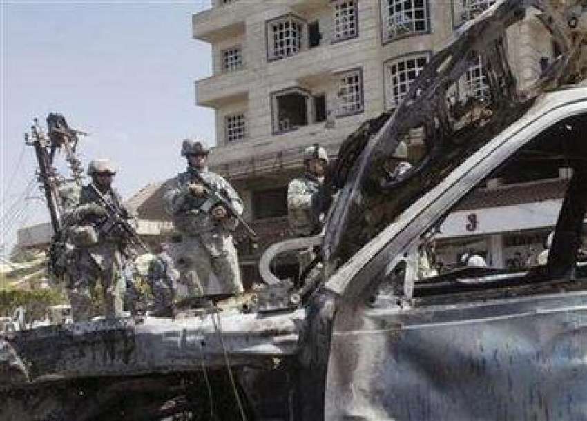 بغداد، امریکی فوجی کار بم دھماکے میں تباہ ہونے والی گاڑی ..