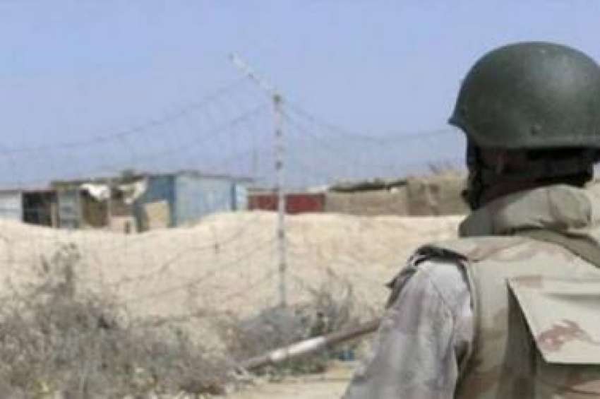 چمن،ایک پاکستانی فوج پاک افغان بارڈر پر باڑ کے قریب کھڑا ..