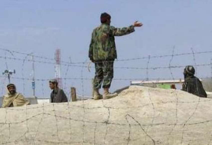 چمن،ایک افغان فوجی پاک افغان بارڈر پر سرحد پار سےلوگوں‌کو ..