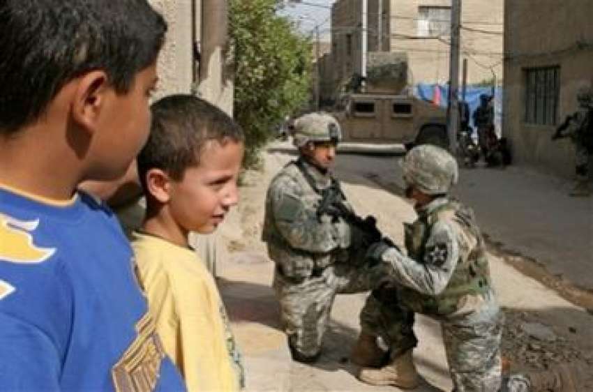 بغداد، عراقی بچے دو امریکی فوجیوں کو حیرت سے دیکھ رہے ہیں۔