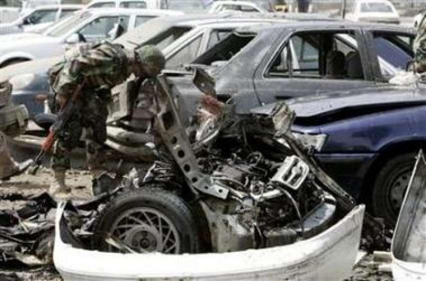 بغداد،عراقی فوجی کار بم دھماکے میں تباہ ہونے والی گاڑی کا ..