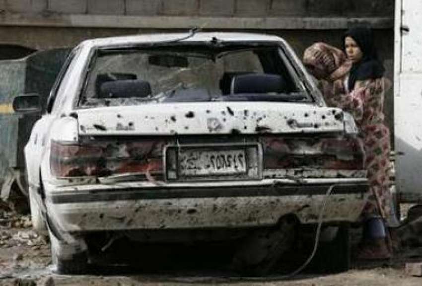 بغداد،کاربم دھماکےمیں تباہ ہونے والی گاڑی کو عراقی خواتین ..
