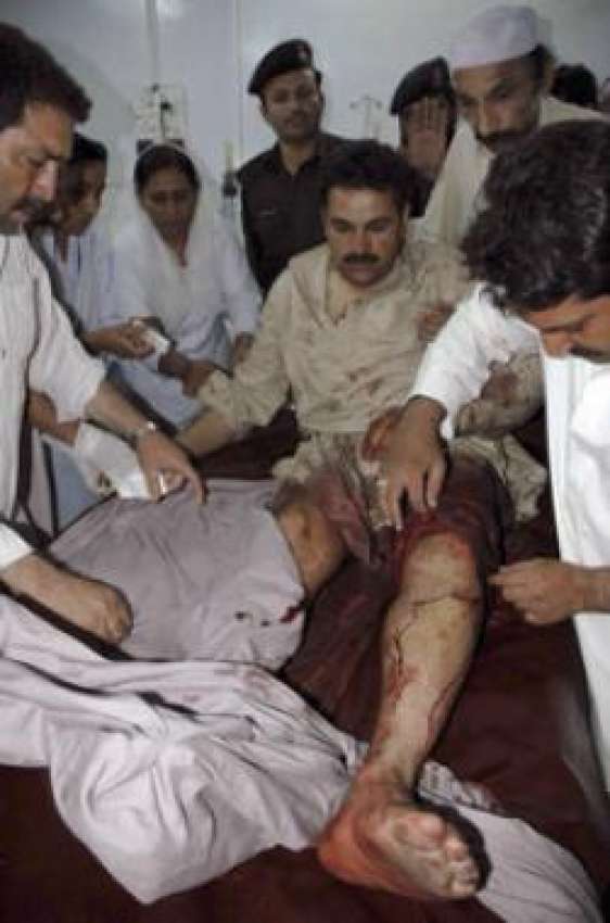 پشاور،چارسدہ خود کش حملہ میں زخمی ہونیوالے ایک شخص کو طبی ..
