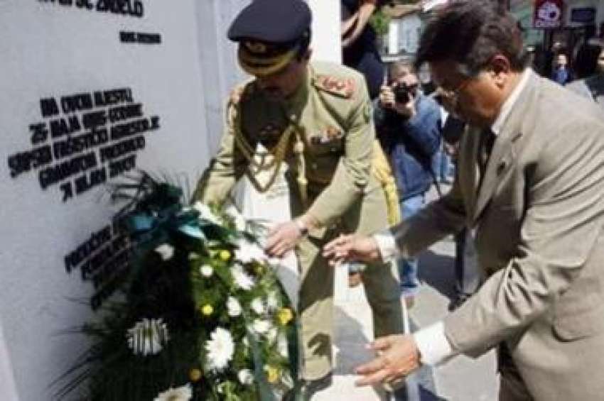 تزلہ،صدر جنرل مشرف اس جگہ یادگاری جگہ پر پھول رکھ رہے ہیں ..