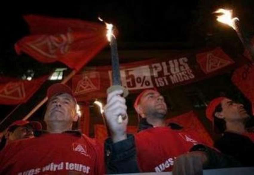 جرمنی،یوم مزدور کے موقع پرجرمن ورکر ریلی میں شمع اٹھائے ..