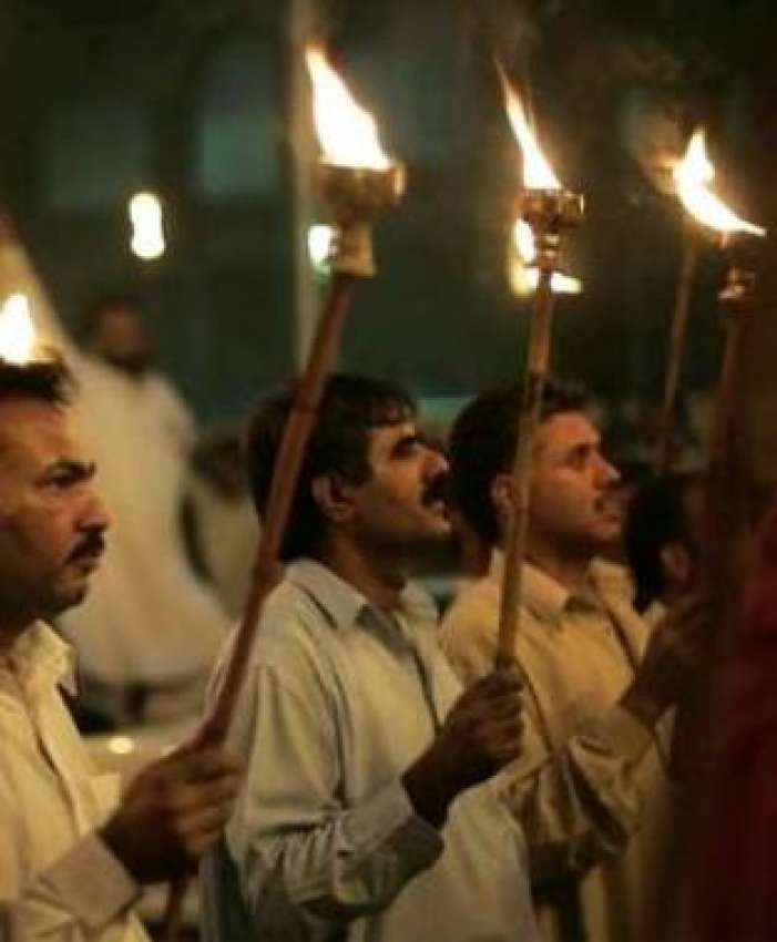 کراچی، یوم مئی کےحوالےسےنکالی گئی ریلی میں مزدورمشعلیں ..