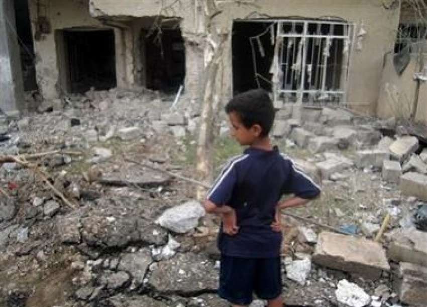 کرکوک،ایک عراقی بچہ خودکش حملہ  میں تباہ ہونیوالے اپنے گھر ..