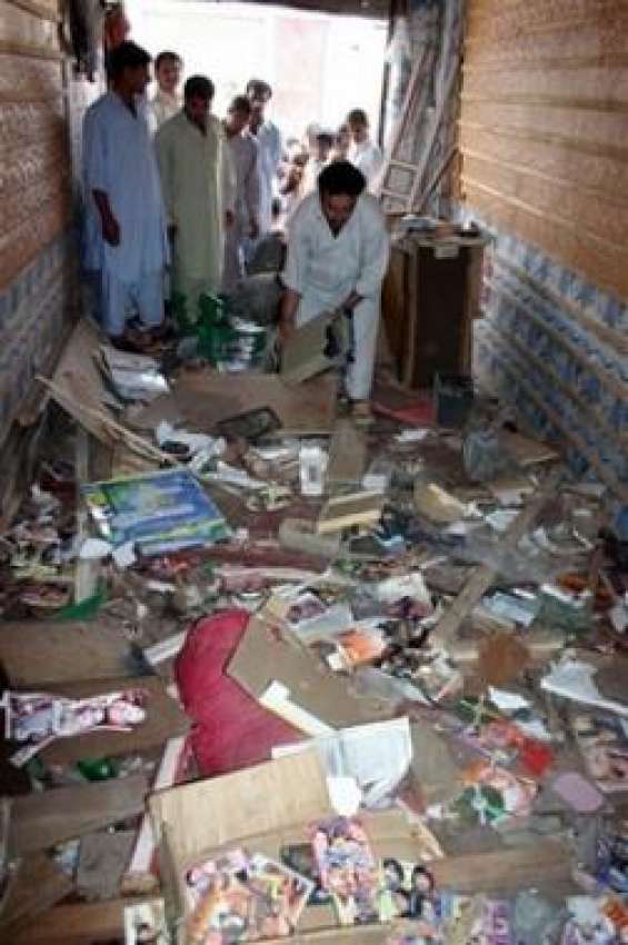 چارسدہ،ایک دوکاندار بم دھماکوں کے بعد اپنی سی ڈی شاپ کا ..