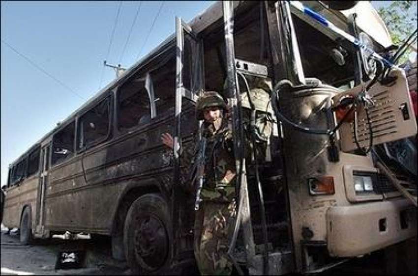 کابل، سڑک کے کنارے بم دھماکے میں تباہ ہونے والی بس کا افغانی ..