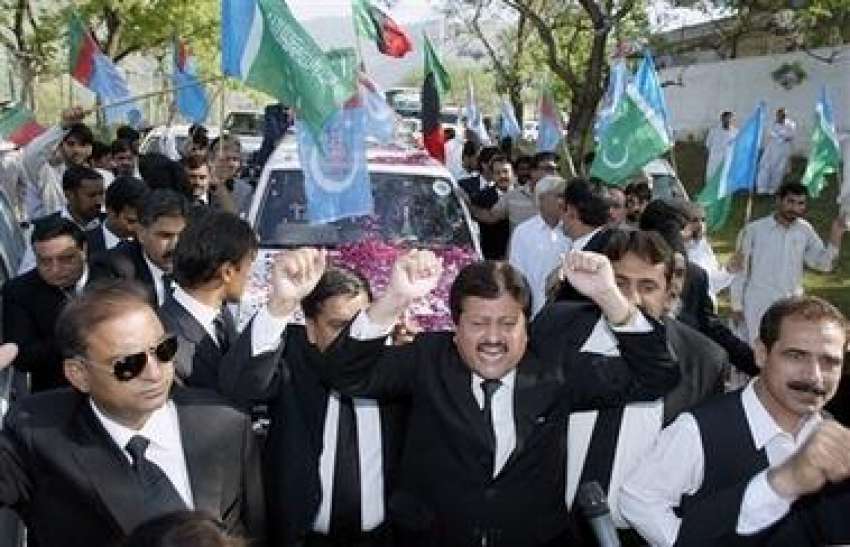 اسلام آباد،چیف جسٹس  کے قافلے کے آگے وکلاء نعرے لگا رہے ہیں۔