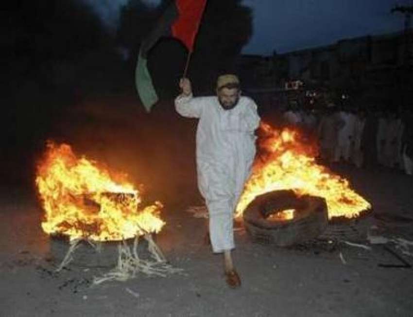 پشاور،پیپلزپارٹی کارکن پیپلزپارٹی کاجھنڈا اٹھائے جلتے ..
