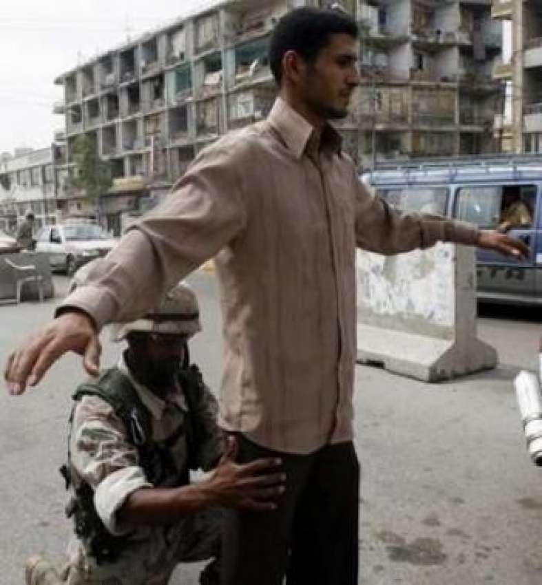بغداد،عراقی سکیورٹی اہلکار،عراقی شہری کی تلاشی لے رہا ہے۔