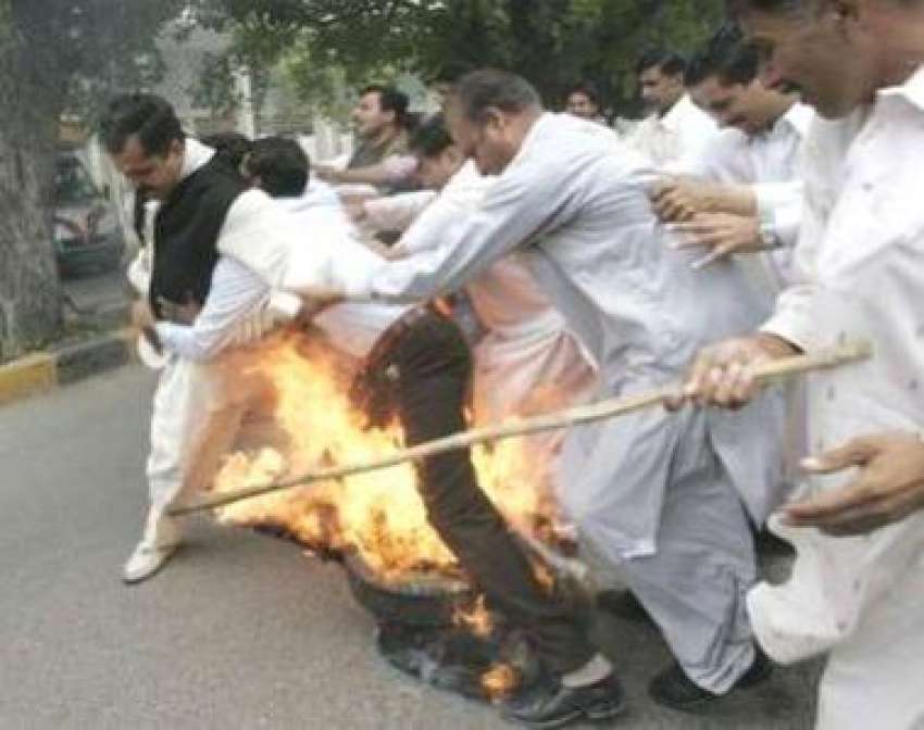 لاہور، اپوزیشن کے مظاہرین کو جلتے ہوئے ٹائروں سے گھسیٹتے ..