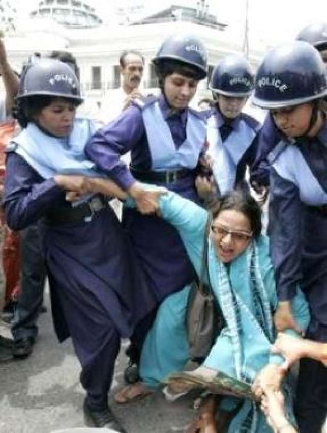 لاہور، حکومت مخالف مظاہرہ کرنے والی خواتین کو پولیس اہلکار ..