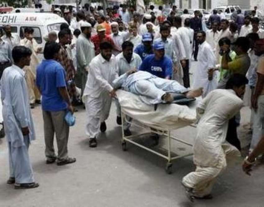 کراچی، اپوزیشن کے شدید زخمی کارکنوں کو ابتدائی طبی امداد ..
