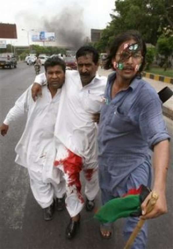 کراچی، سیاسی کارکن اپنے زخمی ساتھیوں کو طبی امداد فراہم ..